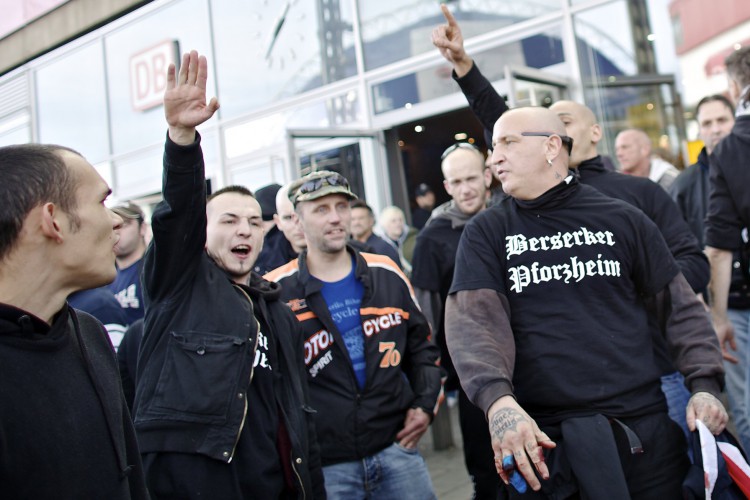 Die Berserker Pforzheim in Köln bei der HoGeSa Versanstaltung Sascha Palosy rechts im Bild mit der kaputten rechten Hand und dem Berserker Pforzheim Shirt