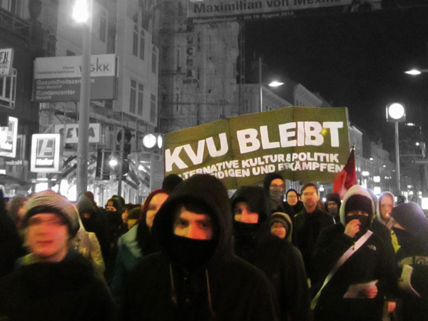 Am Tag nach den Protesten gegen den WKR-Ball fand in Wien eine Demo zu dem Besitzer der KvU statt. Dieser sitzt in Wien.