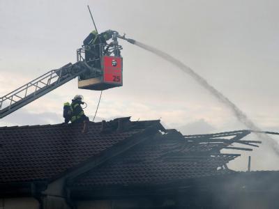 Löscharbeiten der Stuttgarter Feuerwehr: Der abgebrannte Teil des Flüchtlingswohnheims ist nach Polizeiangaben akut einsturzgefährdet. 