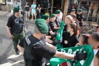 Polizisten bedrängen friedliche AntifaschistInnen
