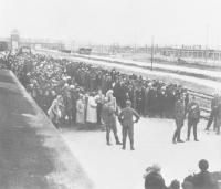 Ordnung vor der Hölle: Angehörige der SS-Totenkopfverbände an der Rampe von Auschwitz-Birkenau bei der sogenannten Selektion der angekommenen Häftlinge. (Foto: SZ Photo/Scherl) 