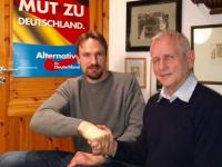 "Der AfD-Kreisvorsitzende Dietrich Gehlhar (rechts) gratulierte dem neuen Parteimitglied Arno Bausemer"