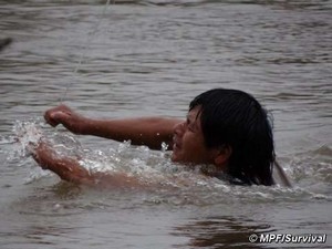 The attacks have forced Guarani to make a perilous river crossing using a  narrow cable to get food supplies © MPF/Survival