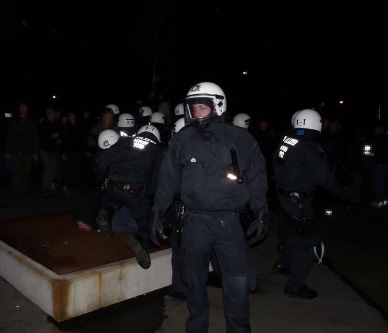 Polizei nimmt einen Antifaschisten fest [DU am 7.12]