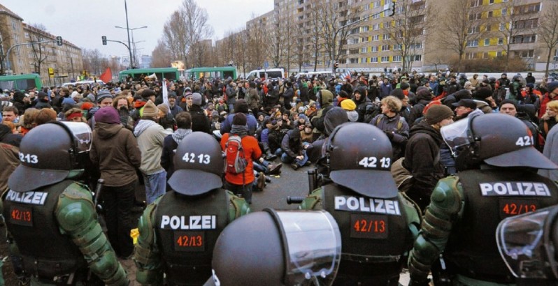 Protest gegen Nazi-Demo in Dresden: Offenbar gelten im Südosten auch zwei Jahrzehnte nach dem Untergang der DDR eigene Regeln