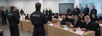 Die Angeklagten der rechtsextremen „Gruppe Freital“ am Freitag in der Justizvollzugsanstalt in Dresden. Der Prozess soll länger dauern als geplant.