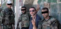 Manuel Ochsenreiter posiert mit syrischen Soldaten