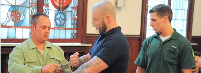Sven K. war wegen Totschlags verurteilt worden. Nach seiner Entlassung wird ihm vorgeworfen, zwei Jugendliche auf dem Weihnachtsmarkt 2011 verprügelt zu haben.