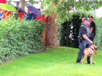 Polizeihunde schützen Kreissparkasse während der Rede von Günther Oettinger 2014