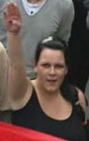 Diese Frau sucht die Polizei. Sie zeigte bei der Neonazi-Demo am 1. Mai den verbotenen Hitlergruß.