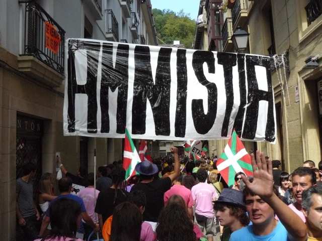 Demo in der Altstadt unter einem riesigen Transpi, dass die Amnestie fordert