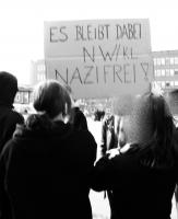 Plakat mit der Aufschrift "Es bleibt dabei NW/KL nazifrei!" 