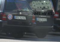 NMS-AV-413: AVGL-Dienstwagen neben Sonja Prochs altem Auto