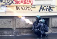 Polizei feuerte mit Tränengas: Während Autos brannten, Gebäude beschmiert und Scheiben eingeworfen wurden wehrten sich die Carabinieri mit Tränengas und Wasserwerfern.