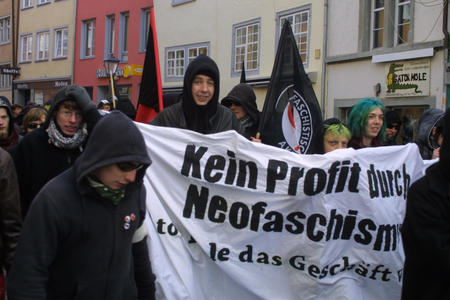Etwa 140 Antifaschisten demonstrierten am Samstag in Konstanz gegen ein Geschäft, dem sie den Verkauf von rechtsradikaler Ware vorwerfen. 