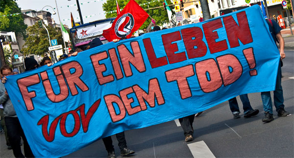 Demonstration gegen die "Piusbruderschaft" in Köln-Kalk