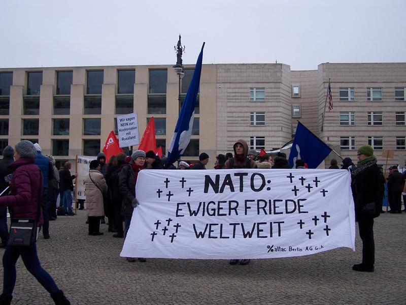 Mahnwache gegen NATO-Truppenverlegung nach Osteuropa (12)