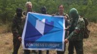 Tatjana Festerling und Pegida-Fan Edvin Wagenfeld aus Holland posieren mit „Festung Europa“-Banner und drei bulgarischen Flüchtlingsjägern