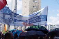 viele Regenschirme im Blockupy-Block