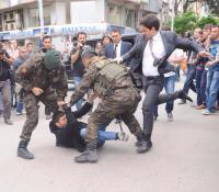 Erdogan-Vertrauter Yusuf Yerkel tritt am Boden liegenden Demonstranten