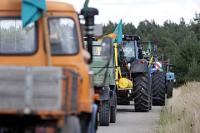 Polizei hat Traktoren sabotiert, Bauern blutig geschlagen und mit gezogenen Pistolen bedroht 