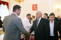 Gudenus beim Shake-hands mit Georgij Poltawtschenko, Sankt Petersburg, 15. September 2014