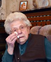 Anni Lenz (93) hat die ganze Nacht geweint, weil ihr jetzt die Obdachlosigkeit droht. Sie ist fassungslos.