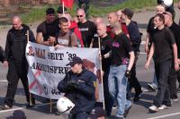 Stephen Labudda am 1. Mai 2011 auf der Nazi-Demo in Heilbronn hinter dem gemeinsamen Transparent von "FN Kraichgau" und "Weiße Rebellion"