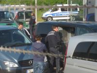Ziviler Gefangenentransporter mit denen Menschen zum Flughafen gebracht werden