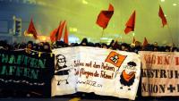 Demonstranten in Zürich: "Schluss mit dem Hetzen, jetzt fliegen die Fetzen" DPA