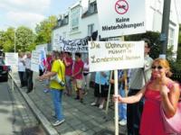 Mieter der GBW-Wohnungen in Nürnberg demonstrieren in der Nähe von Markus Söders Wohnhaus gegen einen Verkauf ihrer Wohnungen durch den Freistaat.