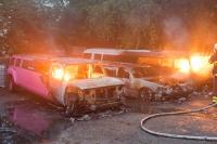Feuerwehrleute löschen  brennende Autos