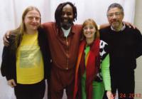 Mumia Abu-Jamal (2. von links) mit UnterstützerInnen bei einem Haftbesuch 2012