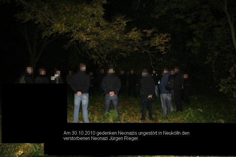 Am 30.10.2010 gedenken Neonazis in Berlin-Neukölln ungestört den ein Jahr zuvor verstorbenen Neonazianwalt Jürgen Rieger.