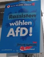 Rassisten wählen AfD (auf A3 quer ausgedruckt) und Offene Grenzen für Deutschland (A4 quer)