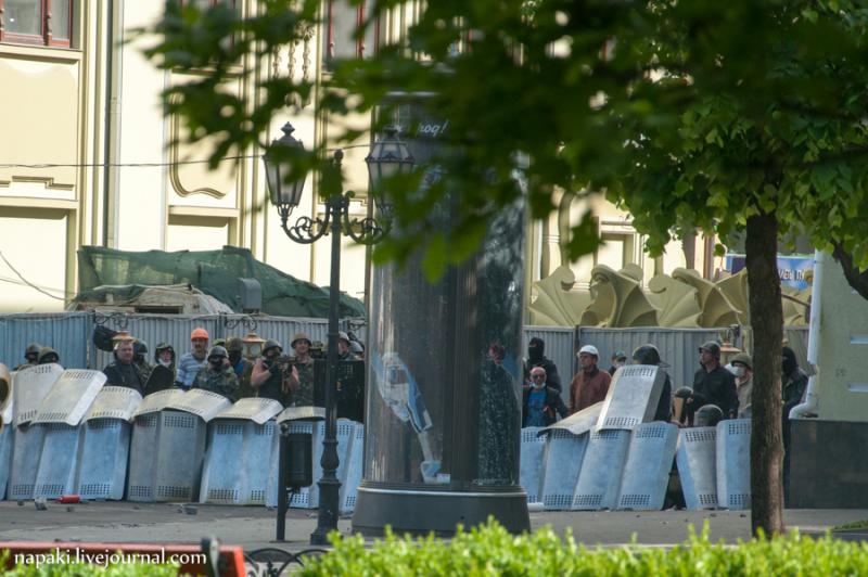 Photo: Pro-Russian paramilitaries firing shots behind the defensive line of riot police / credit: napaki.livejournal.com