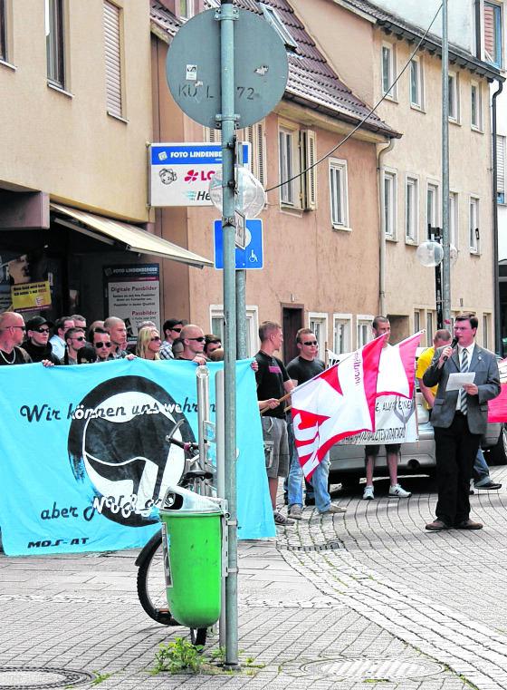 Künzelsau: Rechtsradikale bei ihrem Aufmarsch in der Innenstadt.