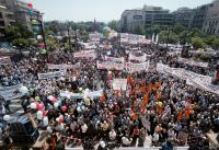 Parlamentarismus, Generalstreik, Aufstand: Welcher Weg führt zum Ziel? Massendemonstration in Athen im Februar 2010