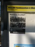 Plakat an BVG-Häuschen