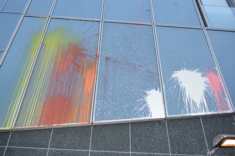 Die glänzende Glasfassade des Kristall-Turms an der Großen Elbstraße wurde mit Farbbeuteln beworfen. Als Täter werden Linksautonome vermutet.Foto: City News TV