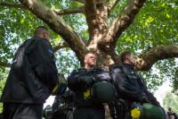 Beamte der Bundespolizie sichern die Bäume auf dem Oranienplatz. Zeitweise waren Teilnehmer der Demonstration darauf geklettert.