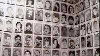 Eine Fotowand mit Verschwundenen aus der Zeit der Militärregierung© Laika Verlag