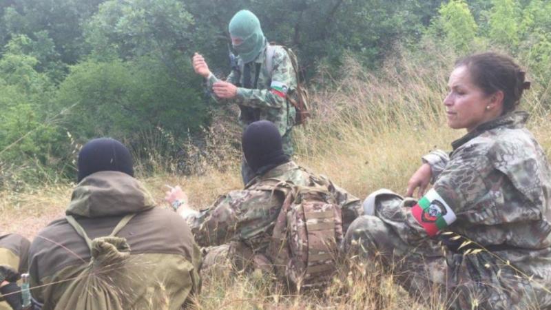 Wie eine paramilitärische Kämpferin hockt Festerling inmitten des Schlägertrupps im bulgarisch-türkischem Grenzgebiet