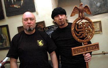 Band-Standarte von "Komy Vnyz", links Sergej Sereda