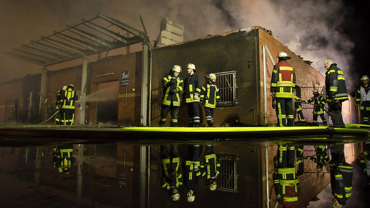 In der Nacht auf Freitag wird die Feuerwehr zu einem Brand in Dannenberg (Landkreis Lüchow-Dannenberg) gerufen.