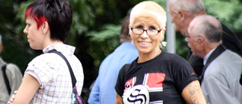 Cornelia Reller bei der Kundgebung, rechts hinter ihr: NPD-Stadtrat Klaus Ufer. Foto: GAMMA
