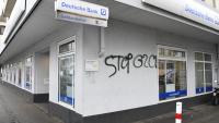  Die Deutsche-Bank-Filiale in der Pappelstraße: Neben Farbschmierereien wurden auch Fensterscheiben eingeschmissen