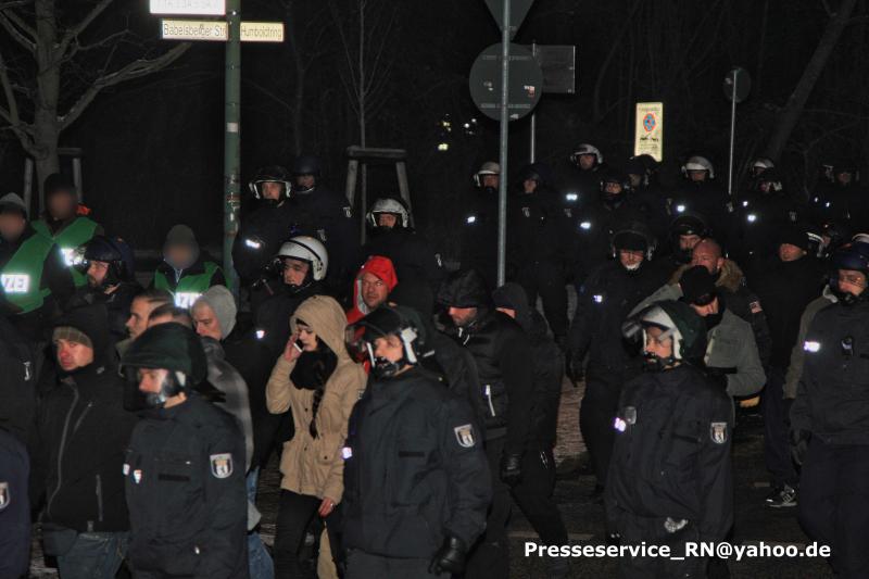 Phillip Hinzmann (ganz links mit grün-karrierter Mütze) am 20. Januar 2016 auf der „Pogida“-Demonstration
