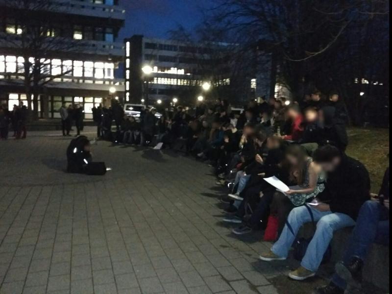 Einführungsvortrag in den Anarchismus draußen vor dem EF50 an der TU-Dortmund