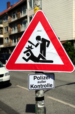 Fake-Schilder wie dieses sind momentan an verschiedenen Straßen in St. Pauli zu sehen.